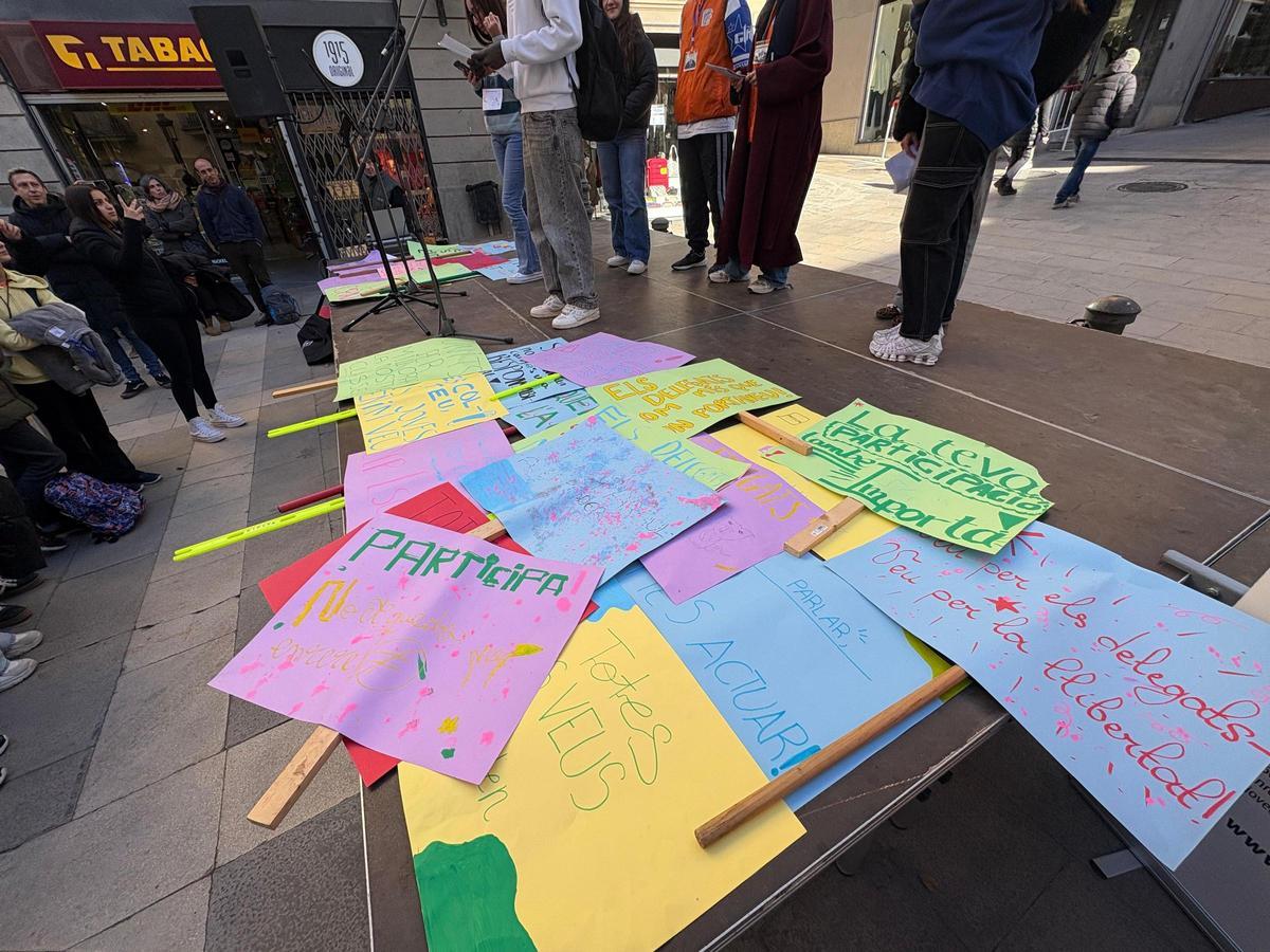 Alguns dels cartells que han elaborat els delegats durant la matinal