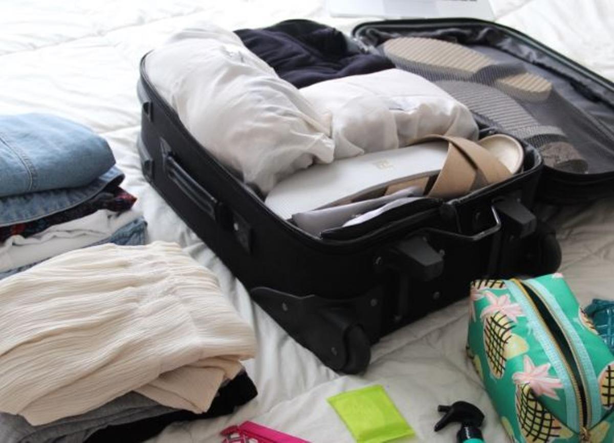 Hacer la maleta de manera horizontal encima de la cama.