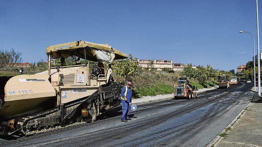 El plan de asfaltado del 2015 ha tardado 9 meses en contratarse