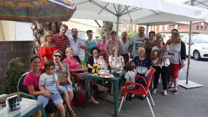 Los vecinos, reunidos el pasado jueves en un bar de Trasona.