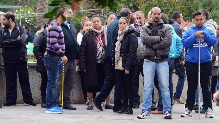 Uno de los grupos, expectante tras los incidentes.  // G.N.