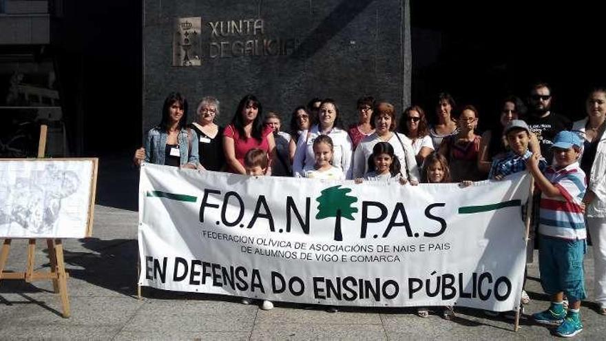 Protesta de Foanpas contra la zonificación escolar. // Foanpas