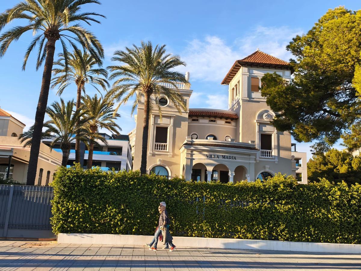 La icónica mansión del paseo Pilar Coloma de Benicàssim recupera su esplendor  tras décadas de abandono.