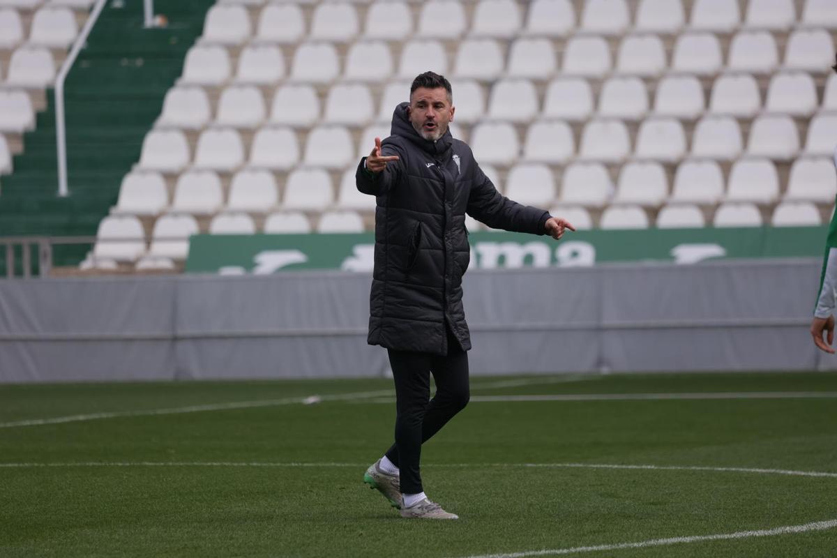Iván Ania, durante el entrenamiento de este viernes en El Arcángel.