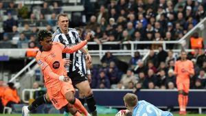 Lamine Yamal y Aaron Ramsdale en el Newcastle United - Barça de la Champions League 2025/26
