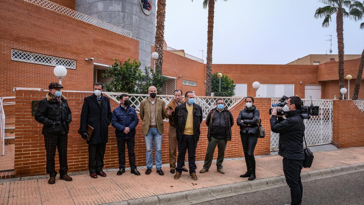 Metidieri y Patín, junto a otros empresarios, ayer en las puertas de la sede de Coeba, en Badajoz.