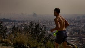 05.03.2021. Barcelona. Contaminació i calitja per pols en suspensió del Sàhara. Foto Robert Ramos