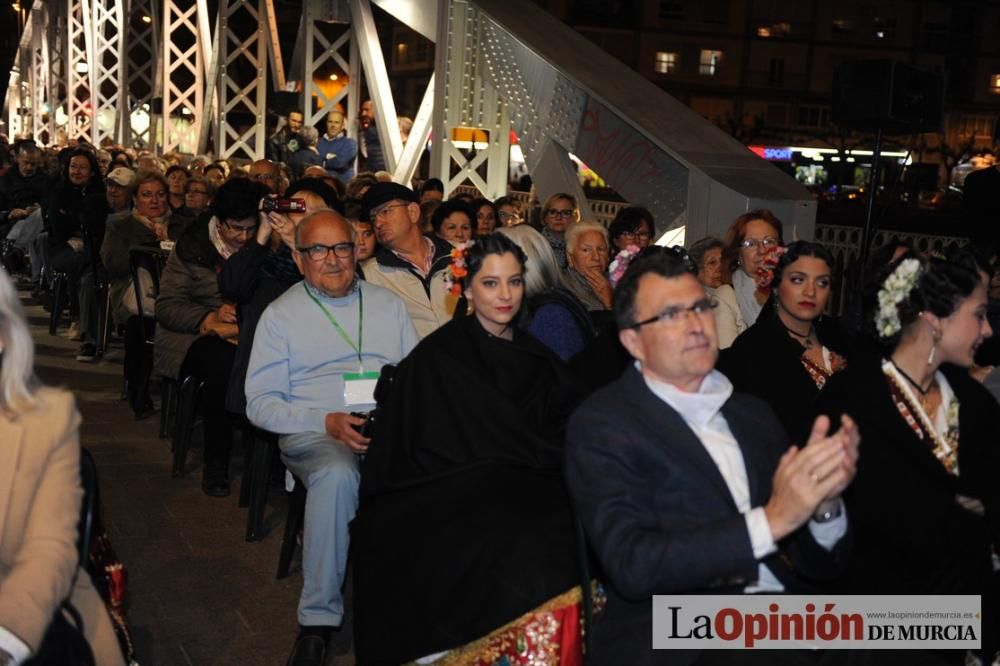 Festival de folclore en el Puente de Hierro