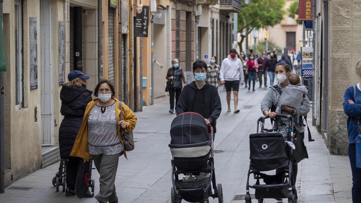 Peatones en la calle Gran de Sant Andreu, en Barcelona.