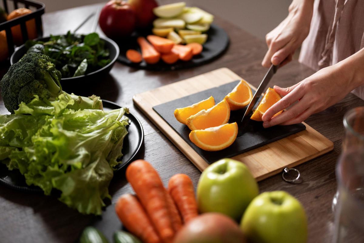 Las comidas ligeras, como ensaladas, frutas, verduras y zumos, ayuda a reponer las sales minerales perdidas por el sudor.