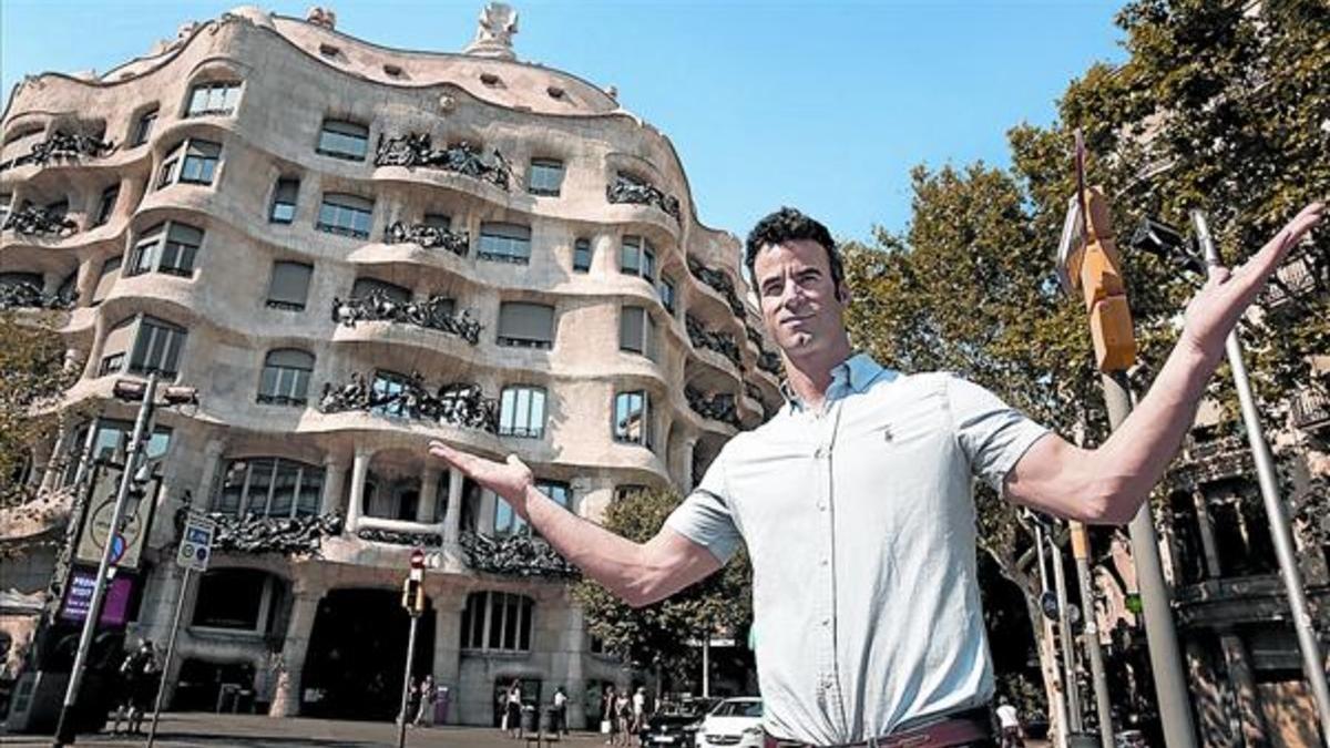 El bailarín Israel Vivancos, frente al edificio de la Pedrera, en el barrio en el que encontró el piso donde reside cuando no está de gira con sus hermanos.