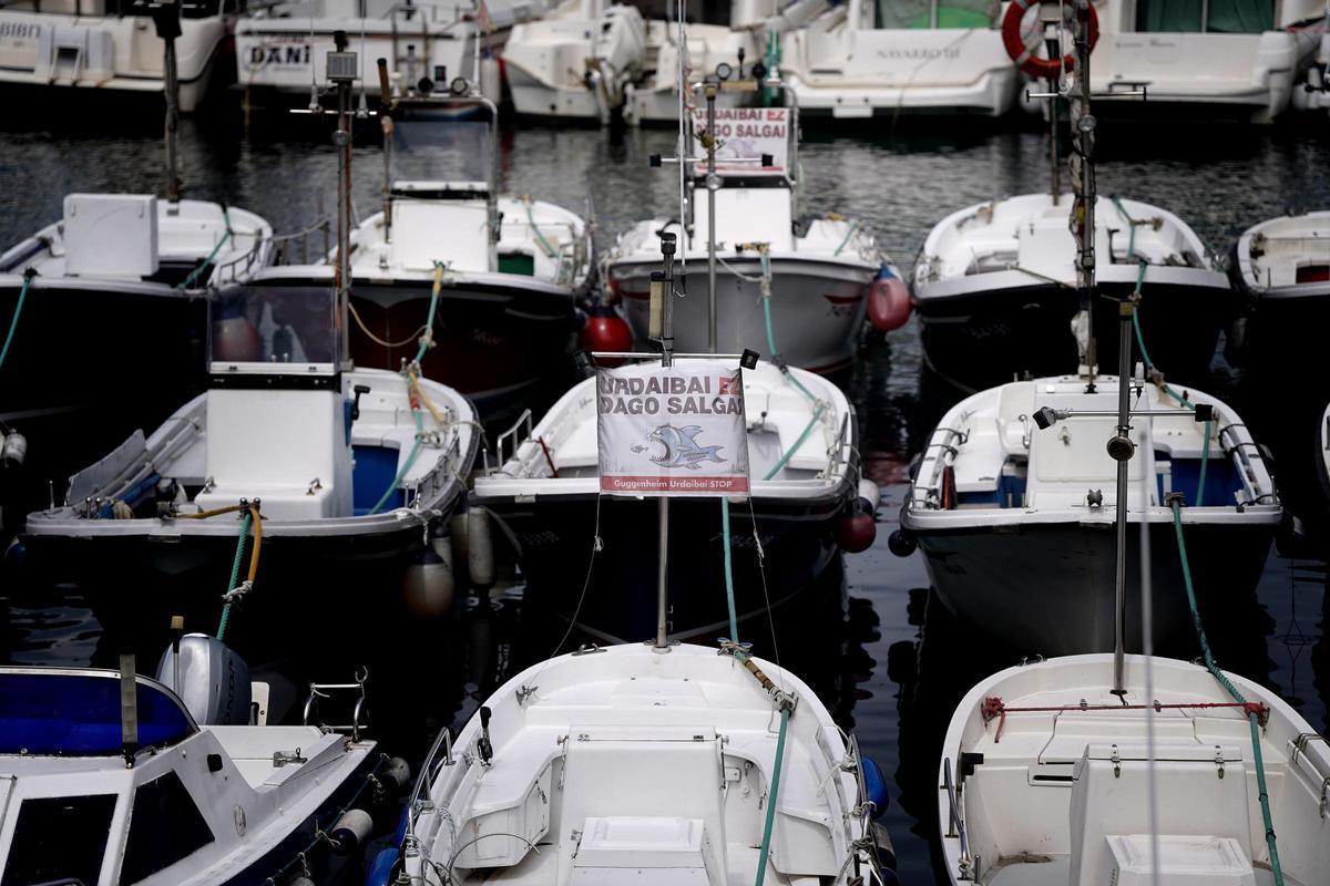 Pancartas contra el nuevo museo de Guggenheim en Urdaibai en el puerto de Mundaca.