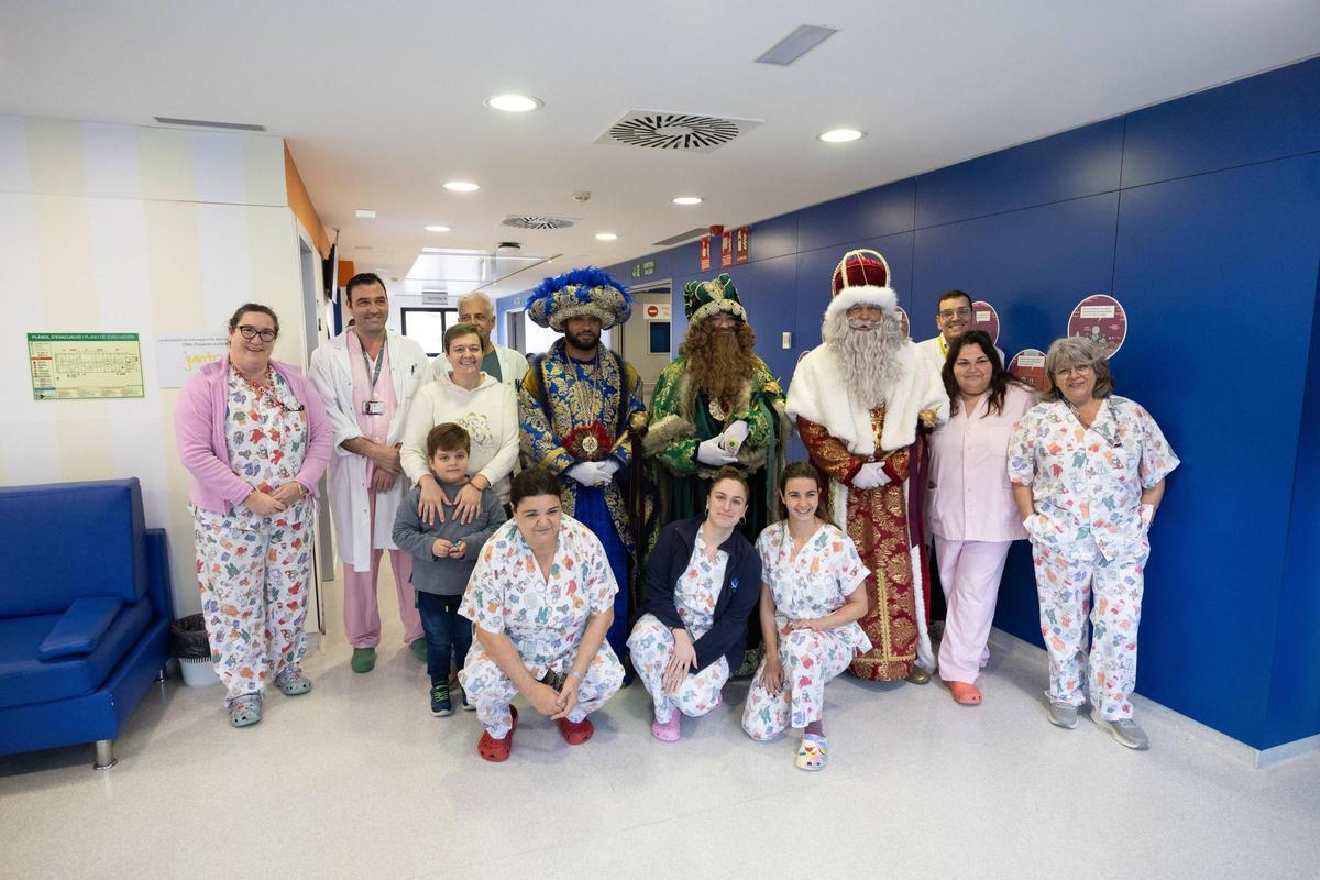 Melchor, Gaspar y Baltasar, con las enfermeras de Pediatría.