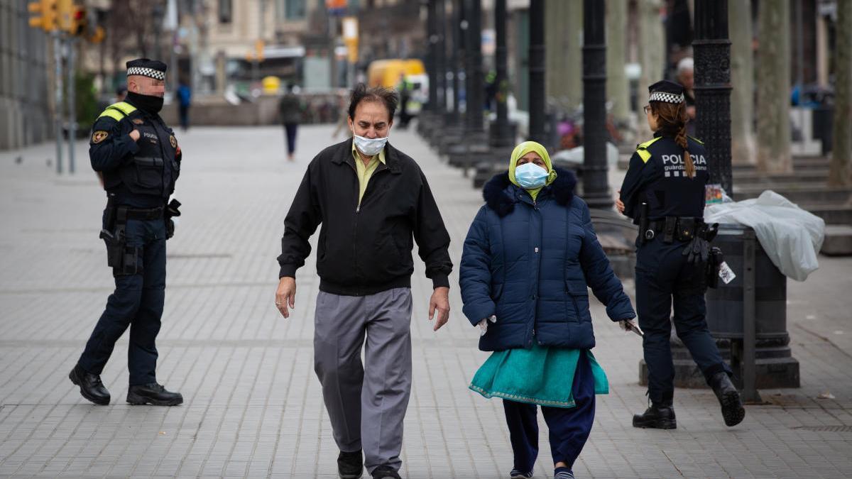 Gent anant amb mascaretes pel centre de Barcelona