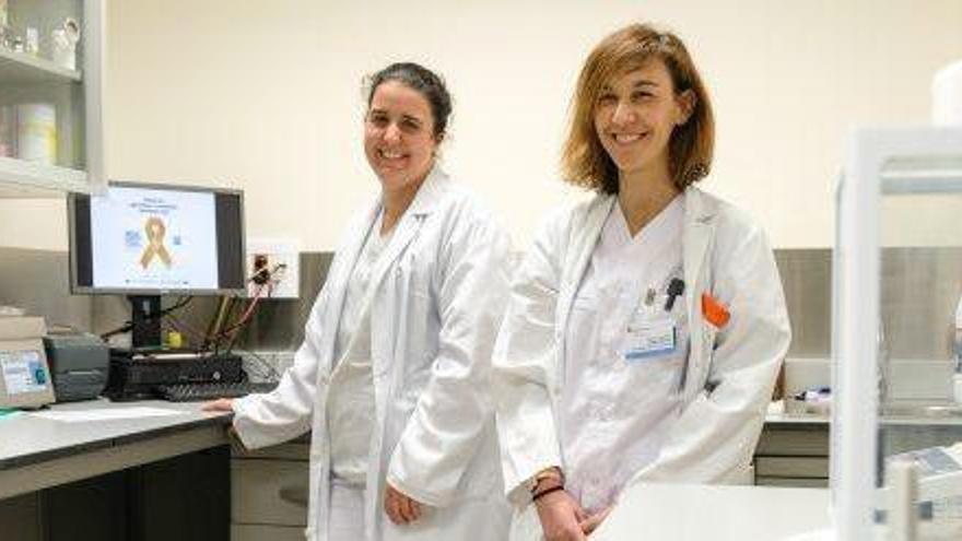 Ana Samper y Marga Prats, en el departamento de Farmacia del hospital Can Misses.