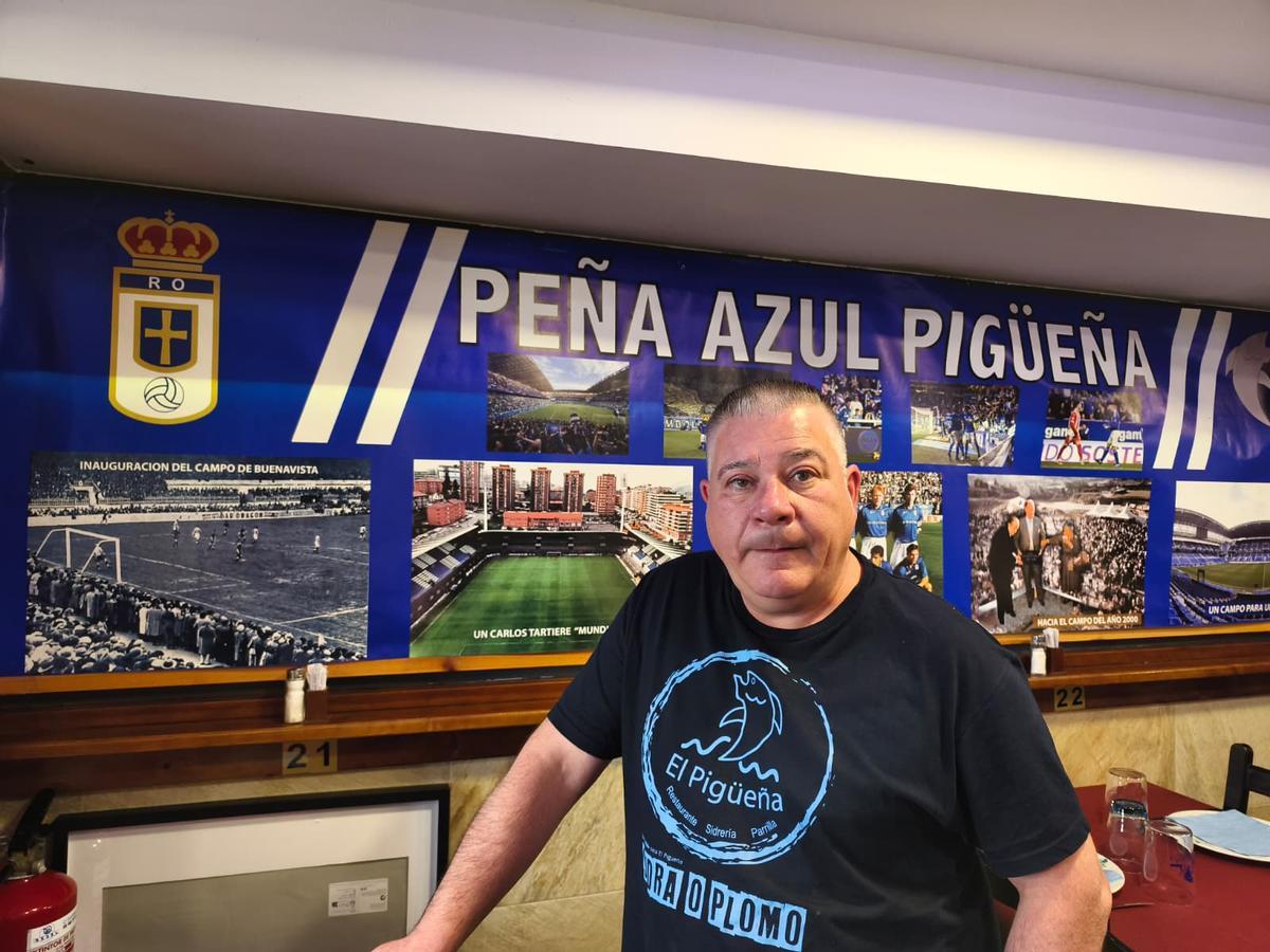 Marco Antonio Rodríguez, popietario de la sidrería "El Pigüeña" y miembo de la peña oviedista del mismo nombre