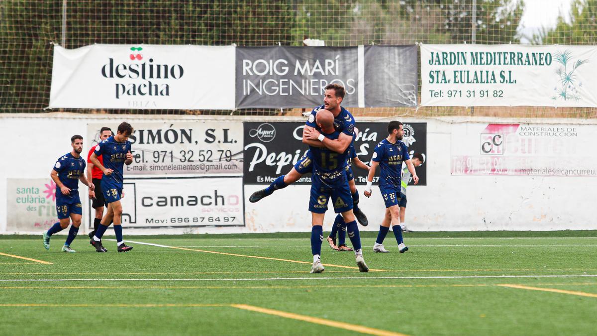 Los jugadores del UCAM Murcia, celebrando un gol en el partido ante la Peña Deportiva