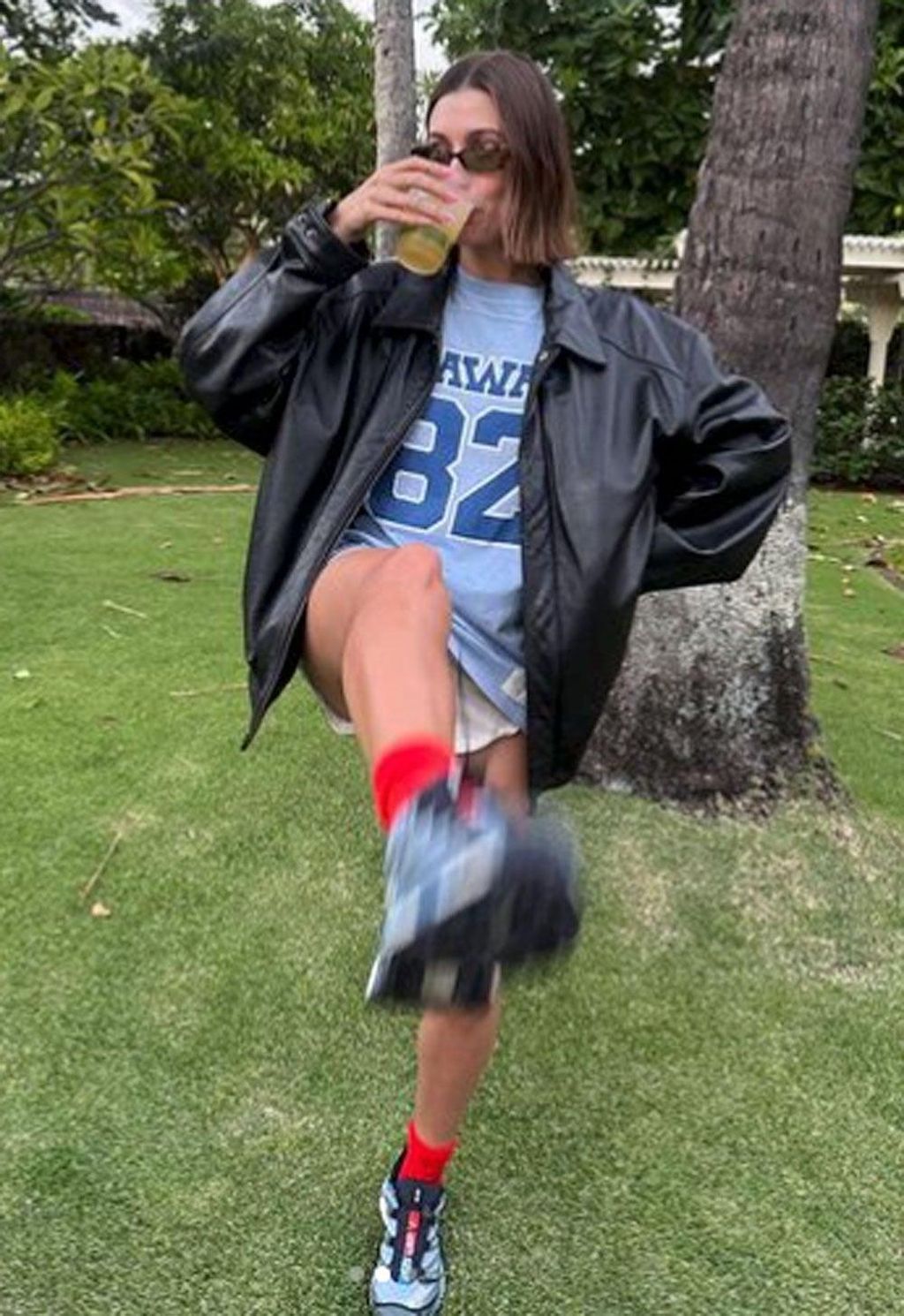 Hailey Bieber con zapatillas Salomon