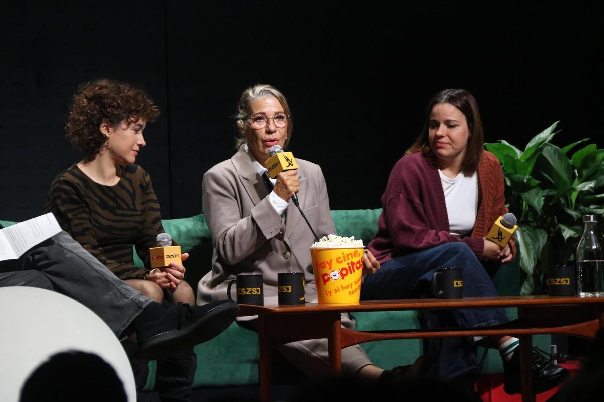 Les actrius Mar Ulldemolins, Emma Vilarasau i Georgina Latre durant l'homenatge a 'Ventdelplà' al Serializados