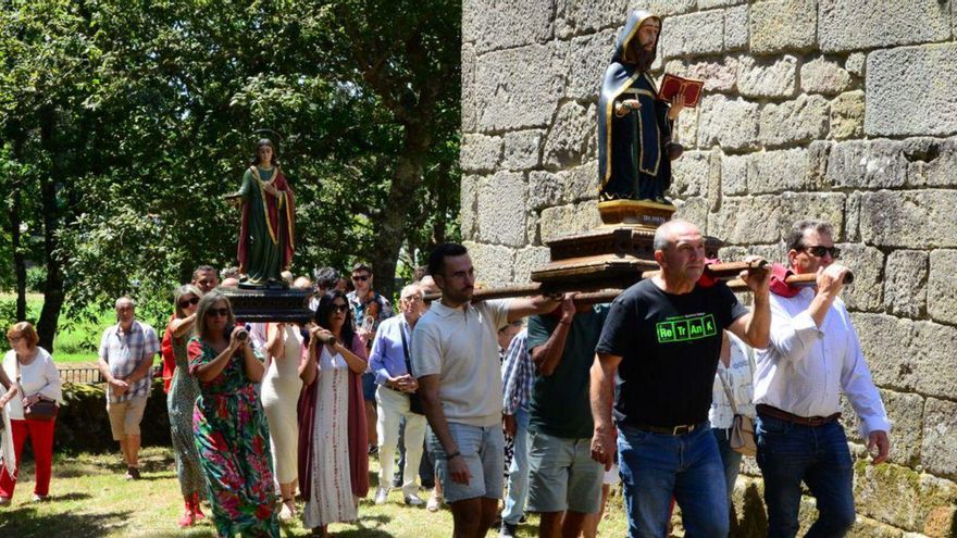 La procesión, con San Amaro y Santa Mariña. |  G.N.