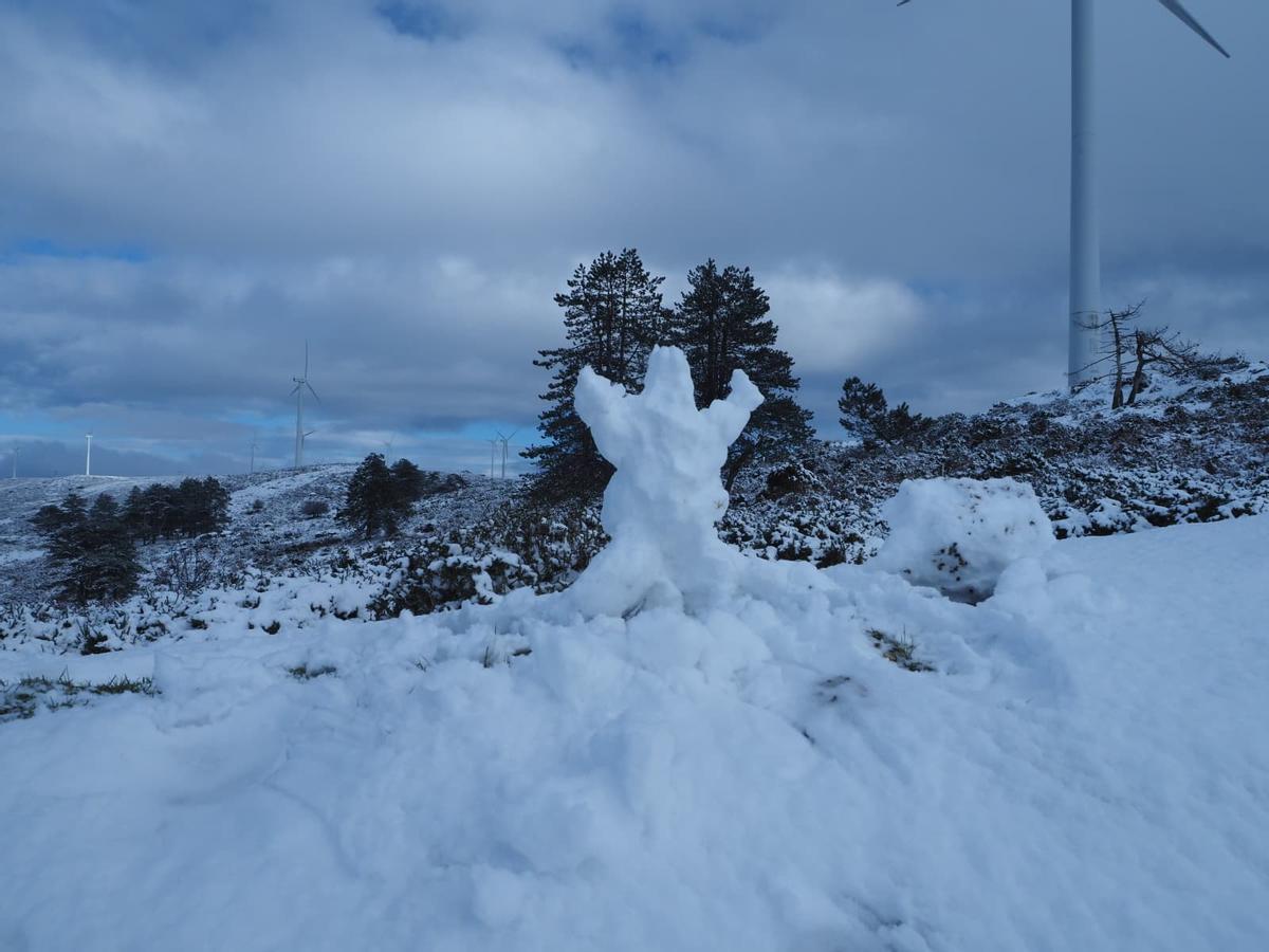 El manto de nieve en el monte do Seixo en pico más alto de la sierra de O Cando
