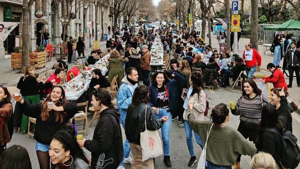 Música, porró i romesco: aquestes són les millors festes amb calçots de Barcelona