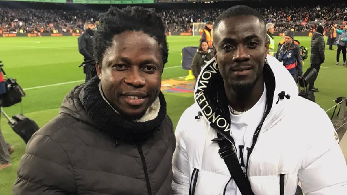 Bailly (derecha), en una foto de ayer en el Camp Nou