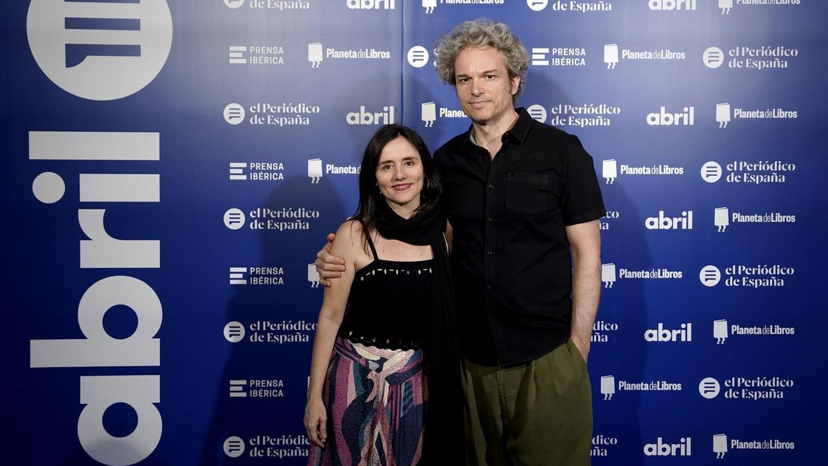 Idoia Moll, consejera de Prensa Ibérica, y David Martínez en la fiesta del suplemento literario 'abril' 2025 en Madrid.
