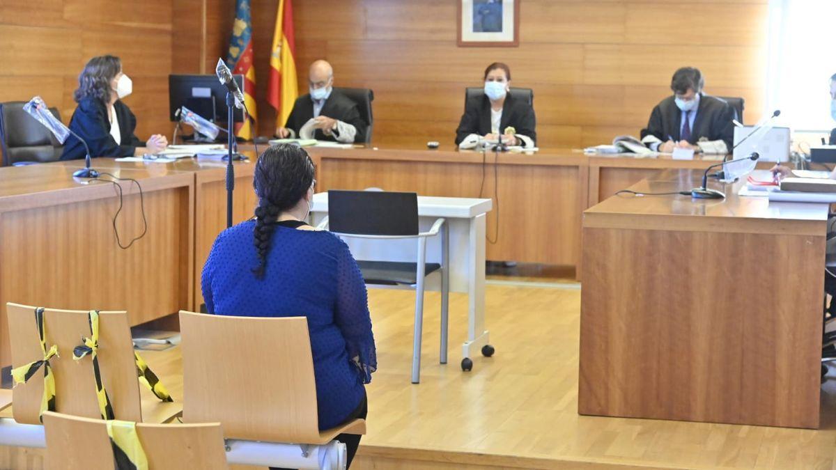 Imagen de la procesada, sentada frente al tribunal durante el juicio.