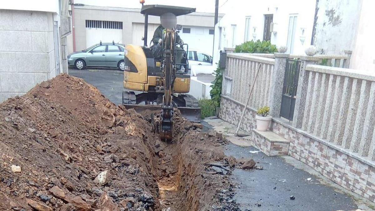 Obras na rede de saneamento do Areal, en Esteiro.