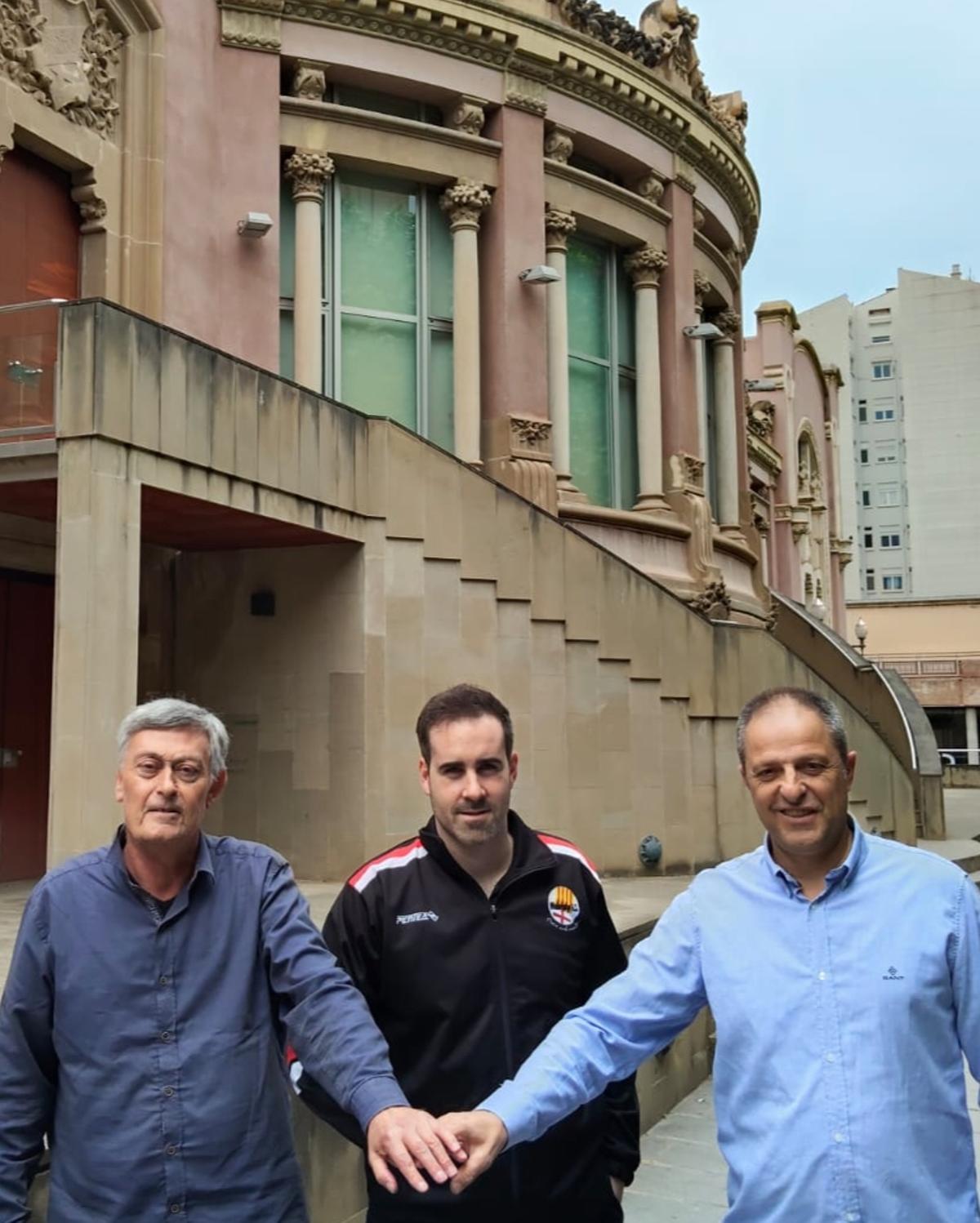 El president del Covisa Manresa, Pere Joan Pusó, l’exjugador i nou entrenador de l’equip, Xavier Santaella, i el director esportiu, Àngel Català