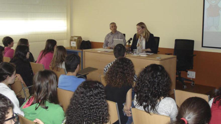 Isabel Blanco explica el Estatuto de Autonomía en el instituto Claudio Rodríguez