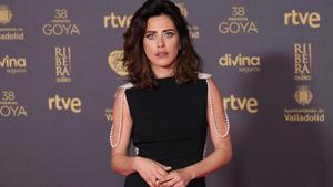 La actriz María León posa en la alfombra rosa previa a la gala de la 38 edición de los Premios Goya