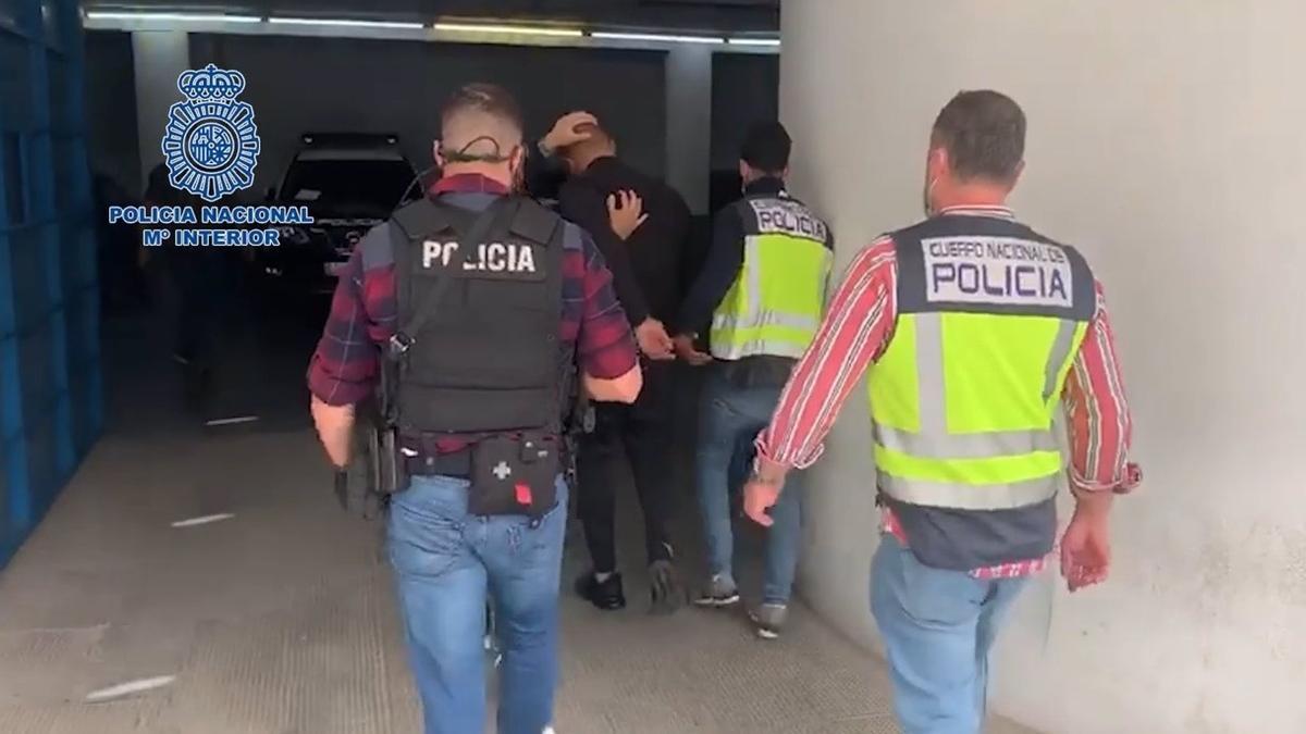 Agentes de la policía conducen a uno de los detenidos por el caso de la muerte del DJ en Marbella