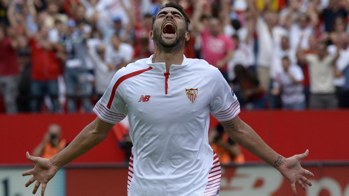 Iborra celebra su gol al Barça enseñando la camiseta impoluta del Sevilla. / M. Gómez