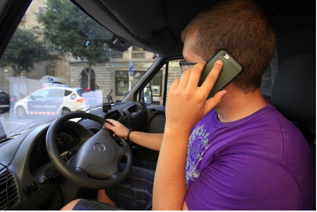 Un conductor habla con el móvil