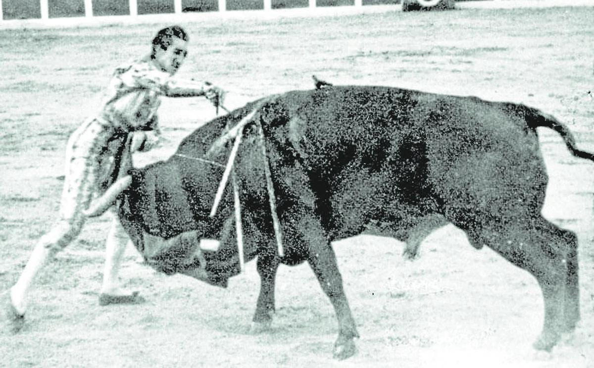 Manolete, en el momento de entrar a matar a 'Islero', instantes antes de la mortal cogida.