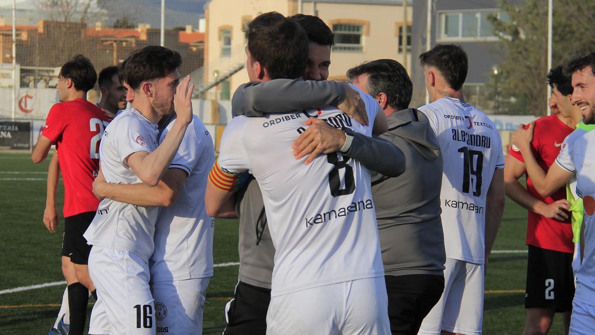 Los jugadores del Ontinyent 1931 se abrazan entre ellos y se saludan con los rivales después de la última victoria conseguida.