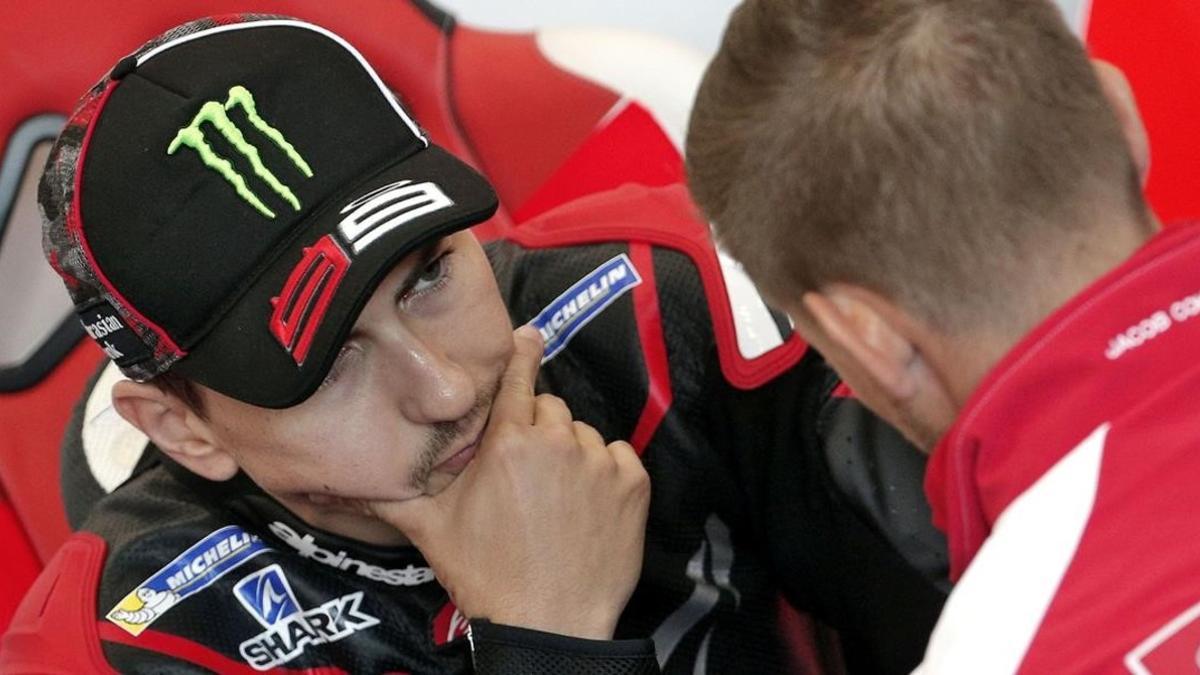 Jorge Lorenzo dialoga con Casey Stoner, en Cheste.