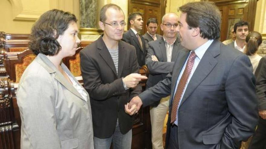 Xosé Manuel Carril y Carlos Negreira conversan antes del inicio de un pleno municipal. / víctor echave