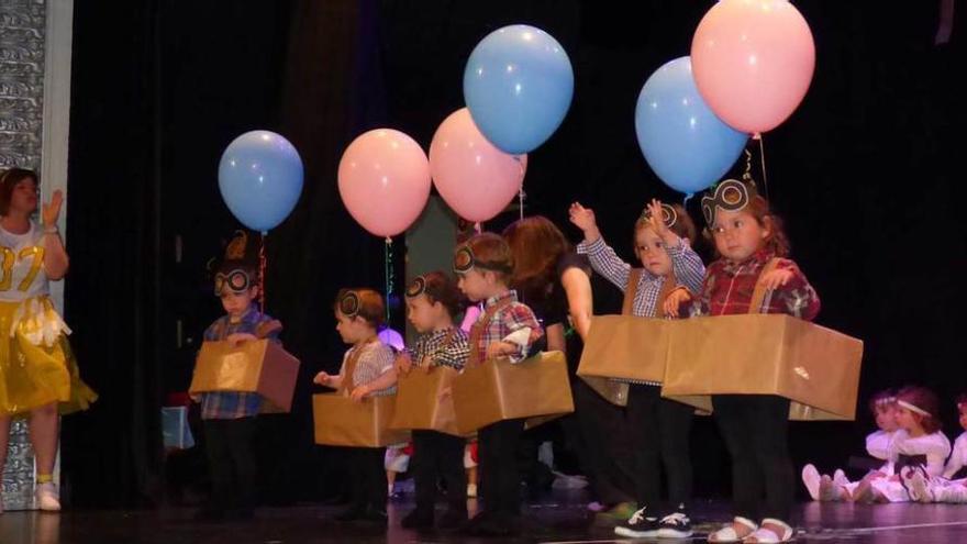 Los niños, con sus disfraces de globo sobre el escenario.