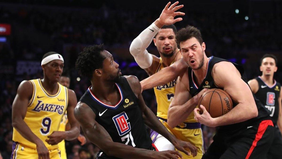 Gallinari lucha un rebote ante jugadores de los Lakers