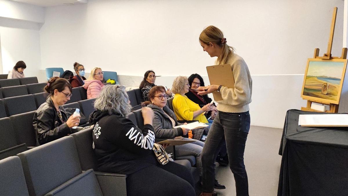 Sessió del projecte d'Arts en Salut', promogut per l'EAP Figueres i desenvolupat al Museu de l'Empordà.