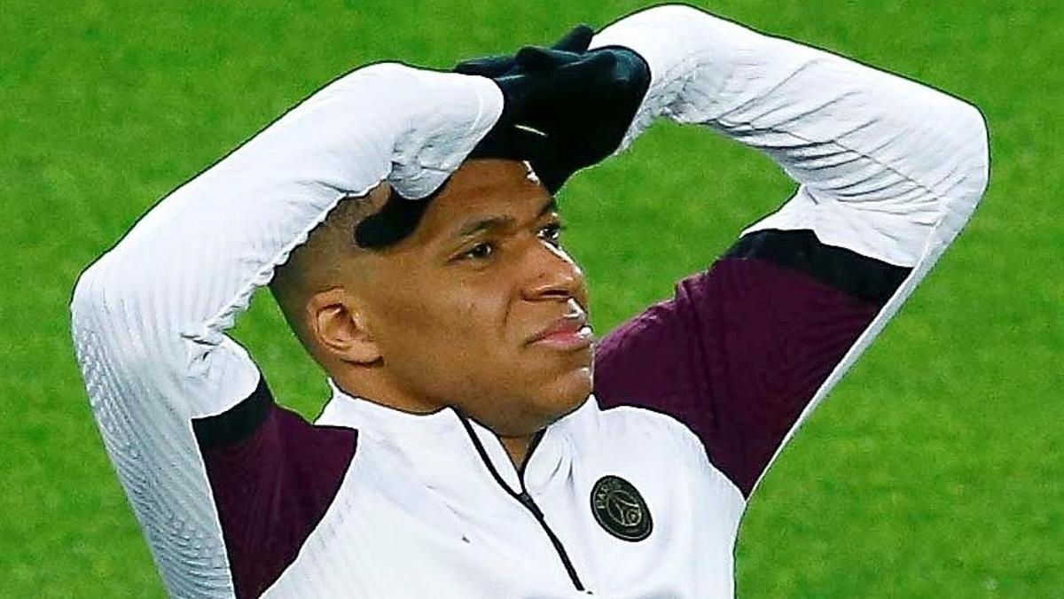 Mbappé mira la inmensidad del Camp Nou.