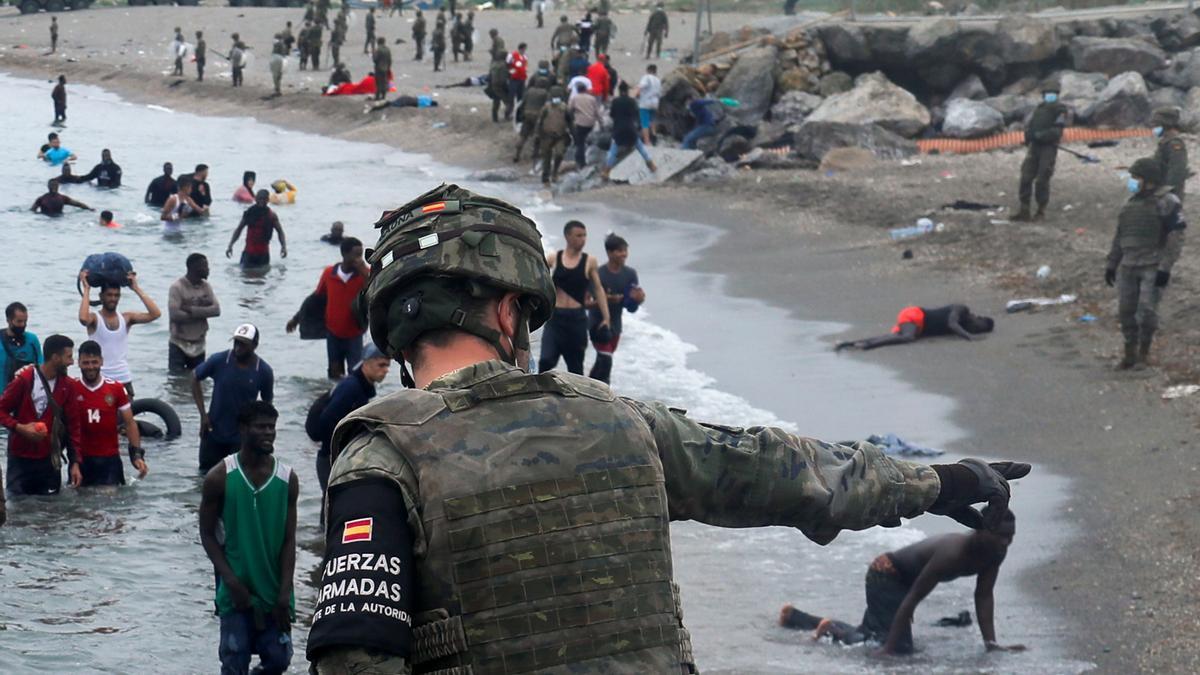 El Ejército se despliegue en Ceuta ante la llegada masiva de inmigrantes.