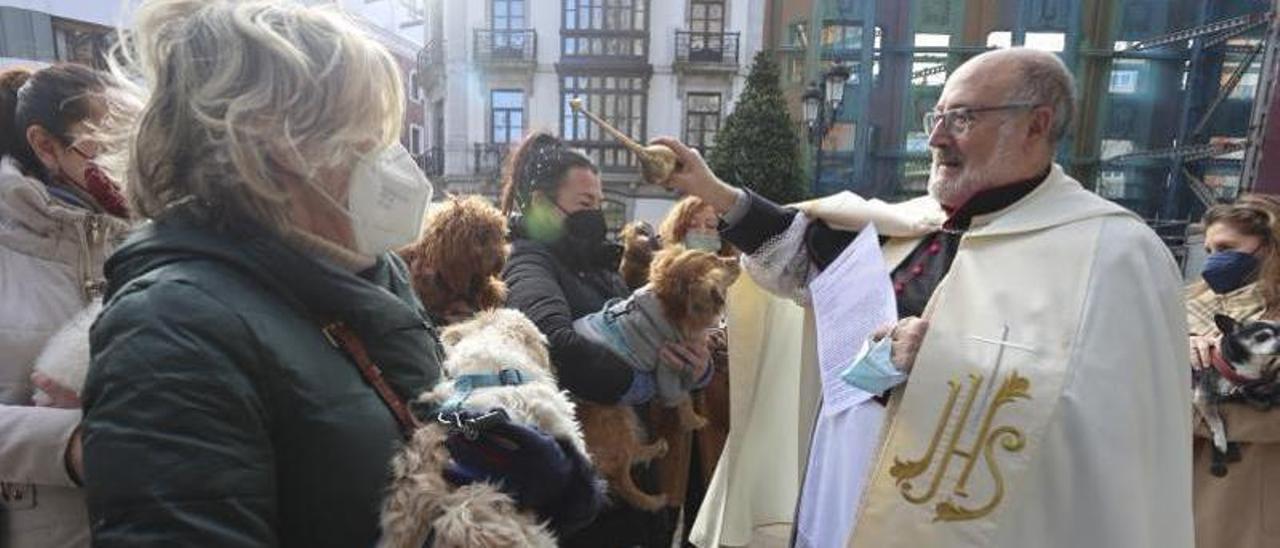 Javier Suárez bendice a los perros en el exterior del templo. | IRMA COLLÍN