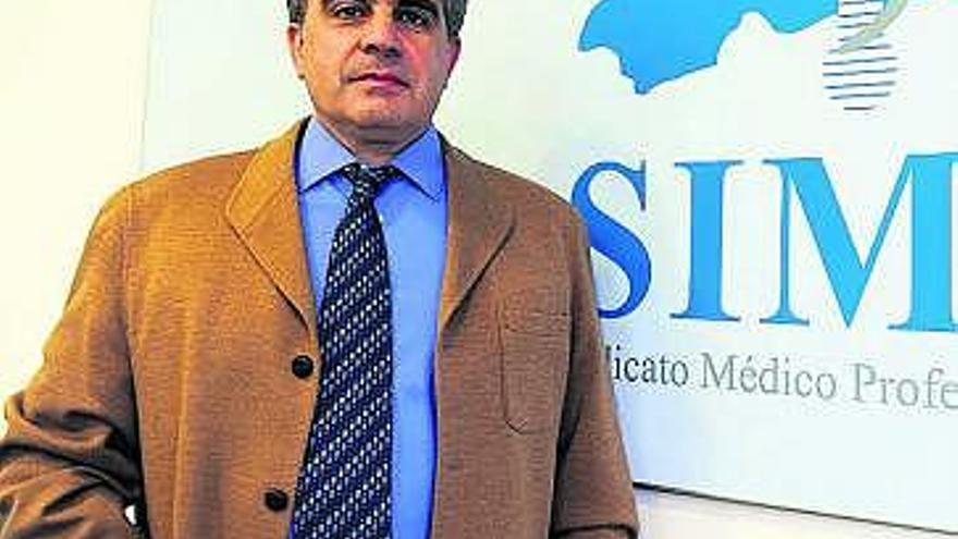 Antonio Matador, ayer, en la sede del Sindicato Médico de Asturias.