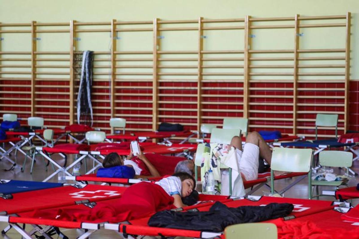 Más de 300 personas pasan la noche en los pabellones habilitados como albergue en Bermillo de Sayago