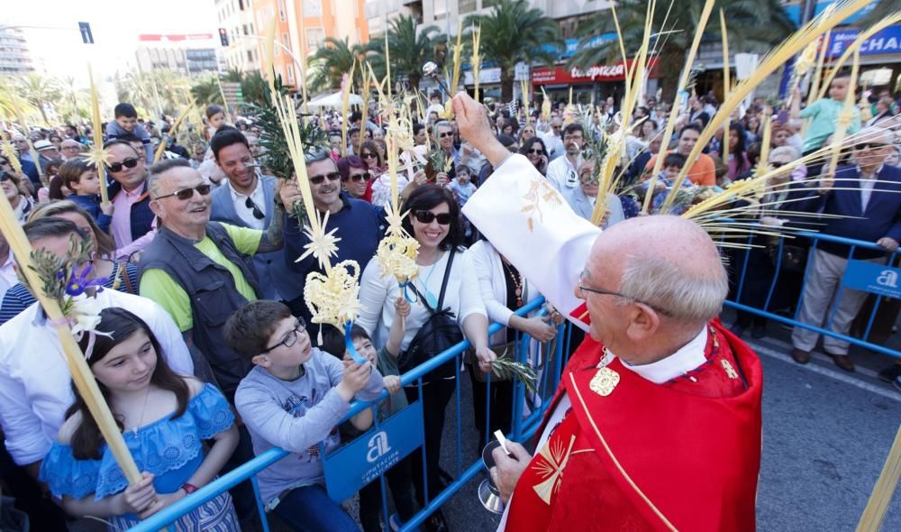 Las calles de Alicante se llenan de fieles en las procesiones del Domingo de Ramos