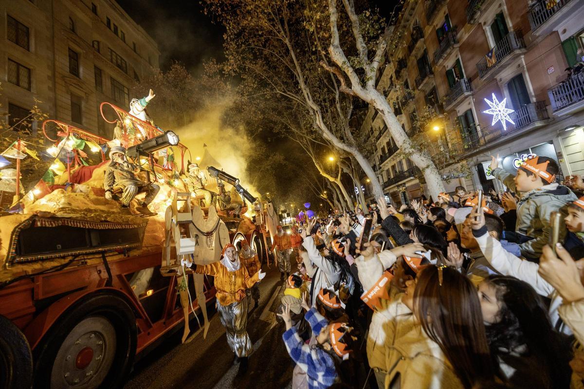 Miles de personas colman la costa de Barcelona para dar la bienvenida a los Reyes Magos